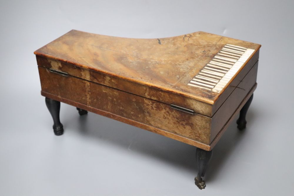 An early 19th century French mahogany pianoforte necessaire case, 29 x 19cm